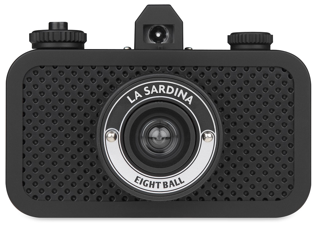Vista frontal de una cámara analógica compacta, sistema de 35 mm